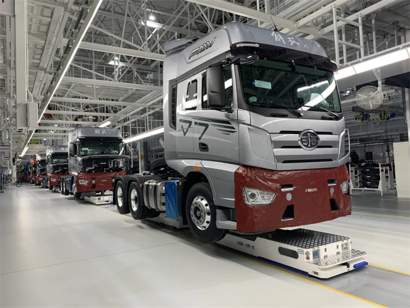 SIASUNの移動ロボット「デュアルビークルリンク」が大型トラックの組み立てを支援