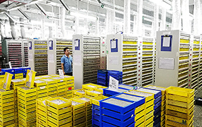 极悦娱乐员工核对产品