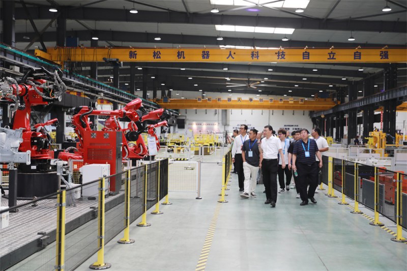 10.工业机器人系统集成应用论坛参会嘉宾在杏盛娱乐公司参观交流 (8)_副本.jpg