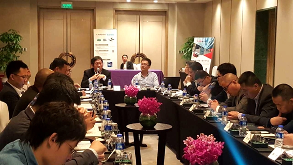 杏盛娱乐高级副总裁王宏玉在第一届中国移动机器人（AGV）产业联盟领袖峰会上与联盟成员就联盟的发展进行热烈探讨，并发表行业联合声明