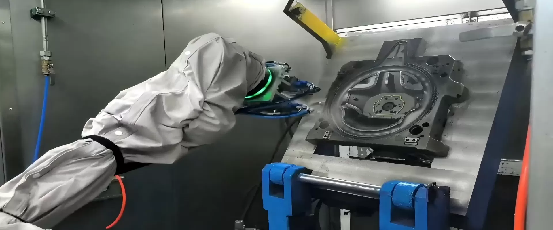 方向盘发泡件脱模剂喷涂应用