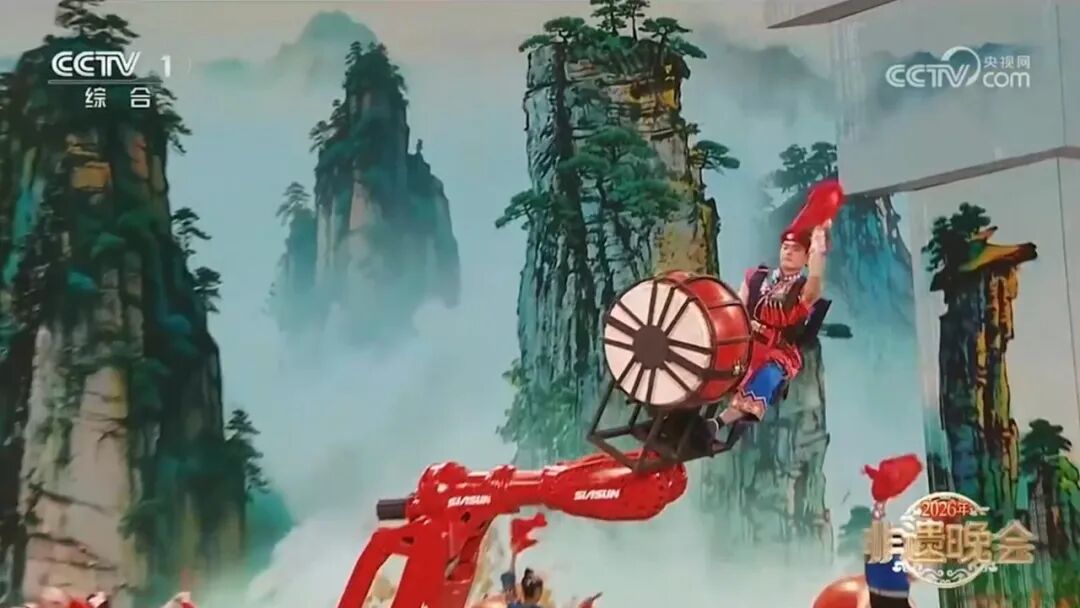 杏盛娱乐重磅亮相央视非遗晚会！ “巨臂”力擎千年苗鼓，国家非遗焕新“出圈”