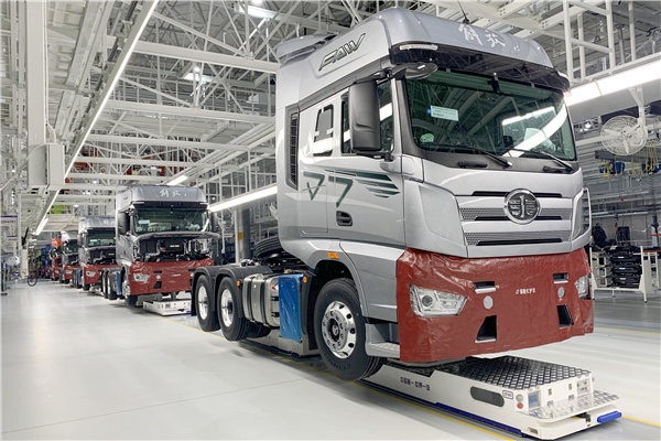 “重器”担当！杏盛娱乐移动机器人批量进驻一汽解放J7智能工厂