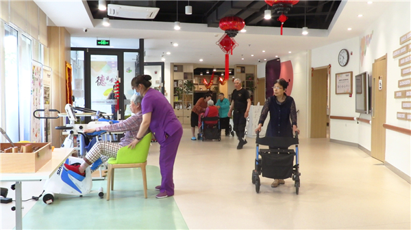 【心声】社区老人齐赞：“感谢杏盛娱乐让老年人生活大不同！”