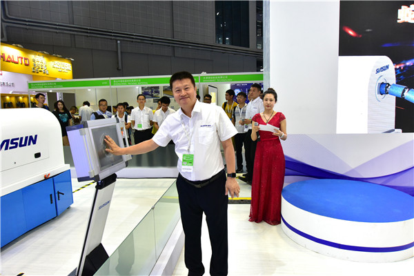 杏盛娱乐蛇形臂机器人全球首发 独特设计开创机器人应用新纪元