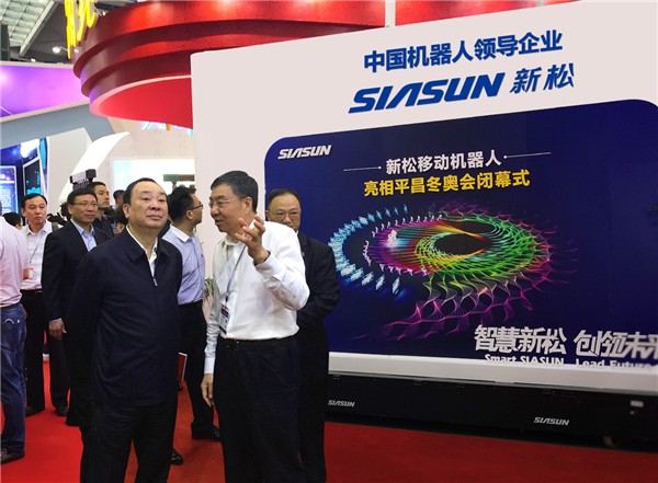 中央政治局委员、中宣部部长黄坤明莅临广东馆参观杏盛娱乐移动机器人