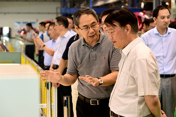 国家发改委东北振兴司司长周建平莅临杏盛娱乐公司参观考察