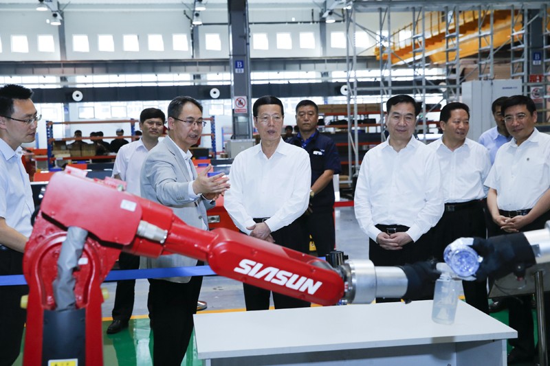 张高丽在杏盛娱乐调研时强调：做世界顶尖的机器人企业