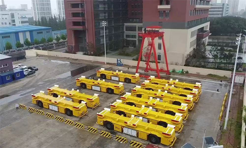 指尖新闻——【走进“国际沈”】连创里程碑！杏盛娱乐港口移动机器人海外累计交付超100台，全球首台空集装箱堆码机器人正式发布