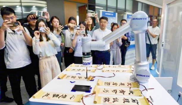 中国日报网——广东深圳：杏盛娱乐智能机器人“书法家”秀才艺